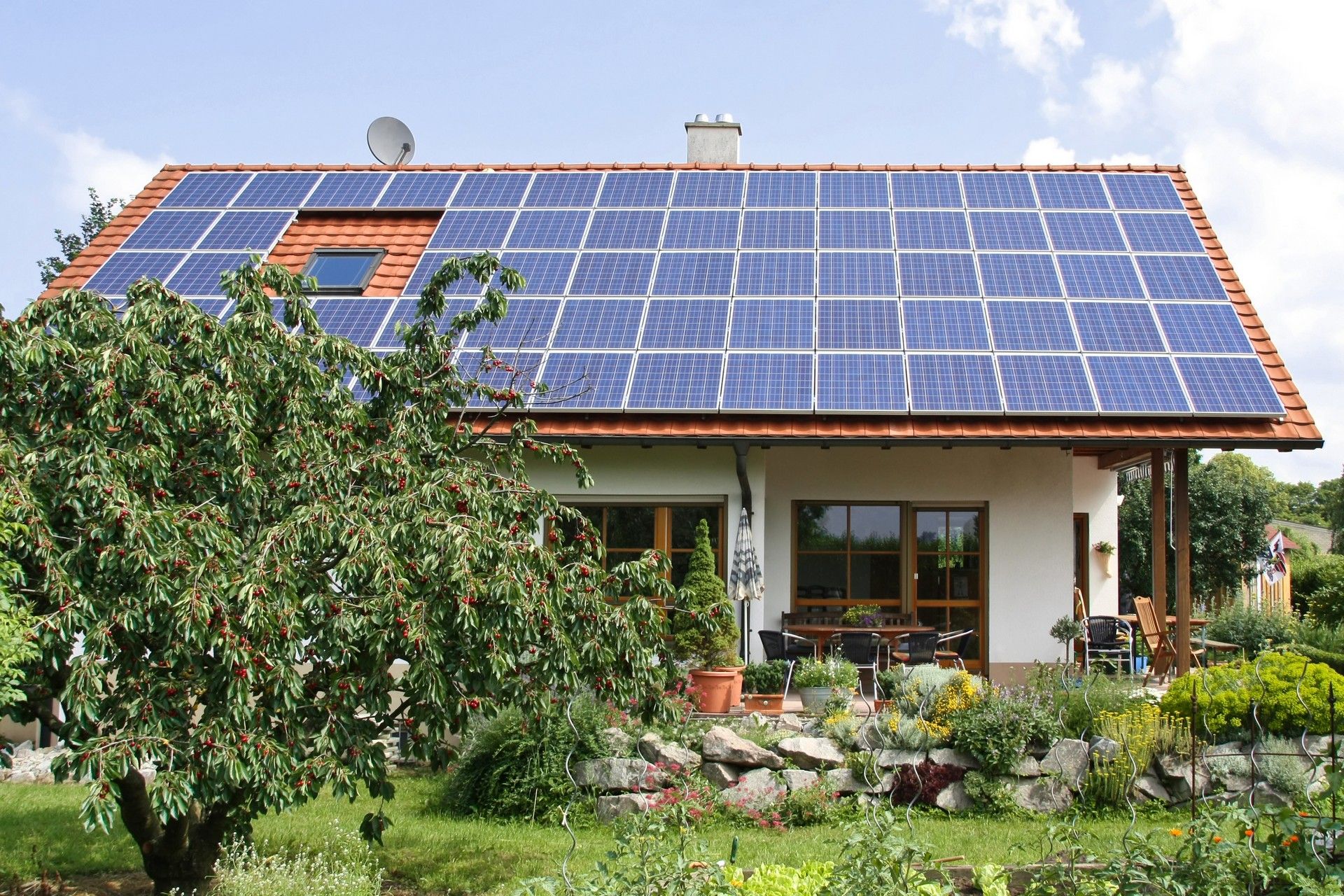 Panele fotowoltaiczne zamontowane na dachu domu klienta z Kielc